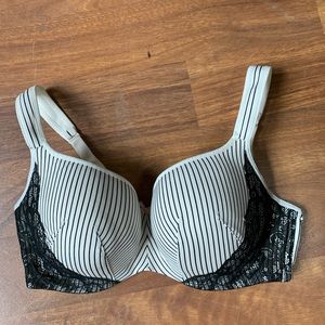 38DD lace detailed bra NWOT